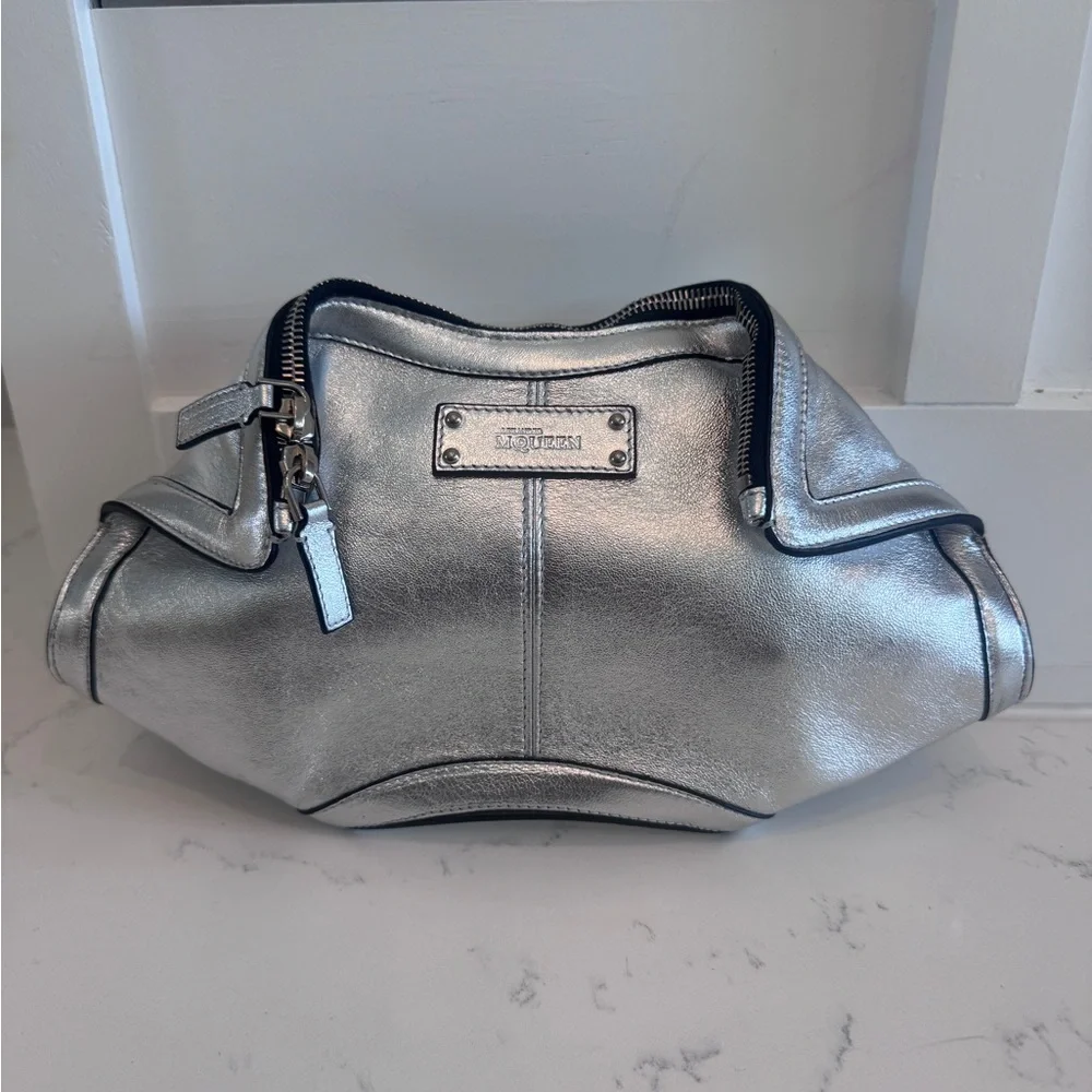 Alexander McQueen De Manta Small Silver Leather Clutch - Picture 1 of 5